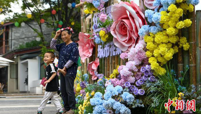 夏の観光で人気高まる官渡古鎮(zhèn)　雲(yún)南省昆明                    雲(yún)南省昆明市官渡古鎮(zhèn)では夏休み期間中、観光客の人気を集め、春秋時(shí)代から漢代にかけて雲(yún)南省の滇池周辺を中心に栄えた地域文化「古滇文化」を體験しようと、多くの人が訪れている。詳細(xì)>